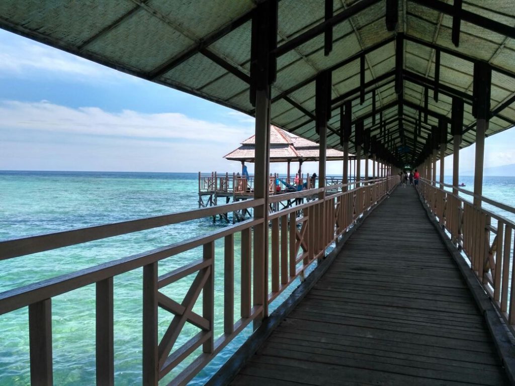 Dermaga kayu di Pantai Karampuang Mamuju, Sulbar (Photo: Lenny Maria/ Vibizmedia.com)