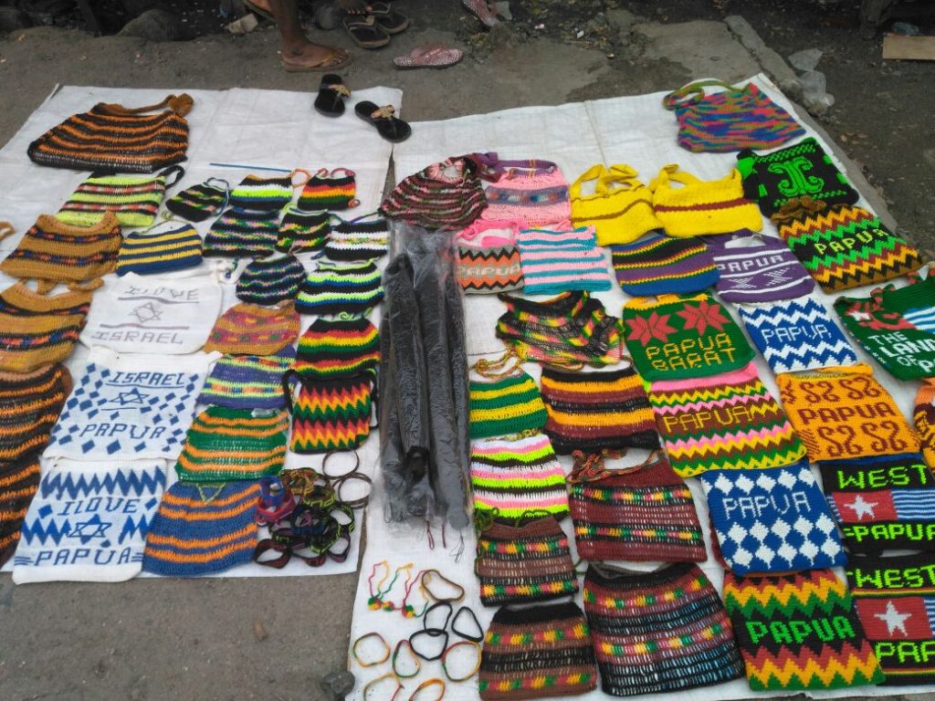 Berbagai noken khas Papua di Pasar Sanggeng, Manokwari,Papua Barat (Photo: Jelin Linda/ Vibizmedia.com)