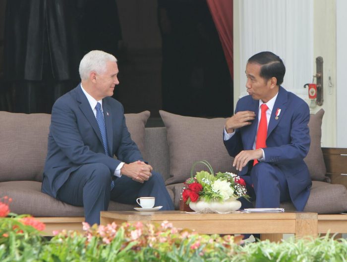 Presiden Joko Widodo menerima Wakil Presiden Amerika Serikat Michael Richard Pence di Beranda Istana Merdeka