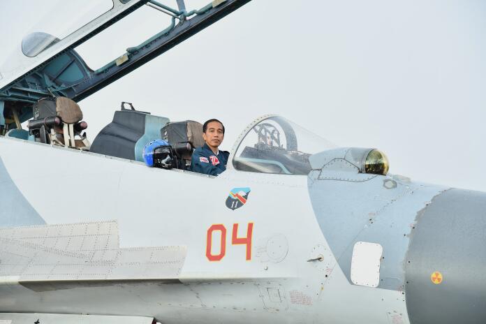 Presiden Joko Widodo sejumlah pesawat tempur TNI AU yang sedang terparkir, salah satunya adalah pesawat Sukhoi, yang merupakan salah satu pesawat tempur TNI AU. FOTO : BIRO PERS SETPRES