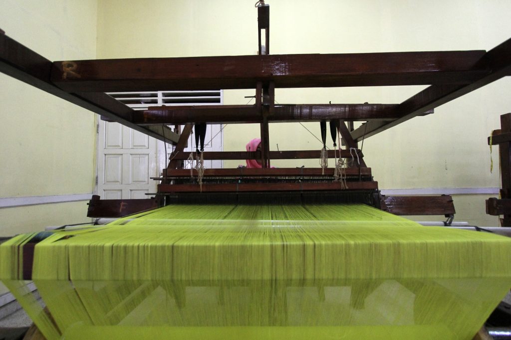 "Kik", alat tenun yang dapat menghasilkan kain tenun Siak di Provinsi Riau (Photo: Mark Sinambela/ Vibizmedia.com)