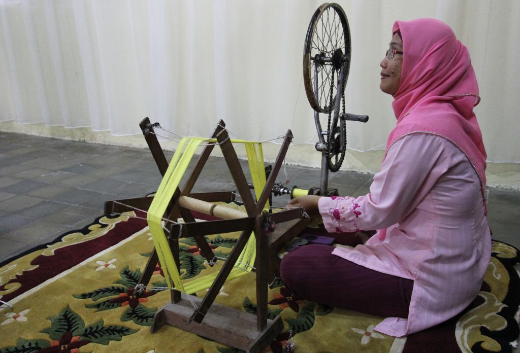 Memintal benang bahan tenun songket dengan cara tradisional (Photo: Mark Sinambela/ Vibizmedia)