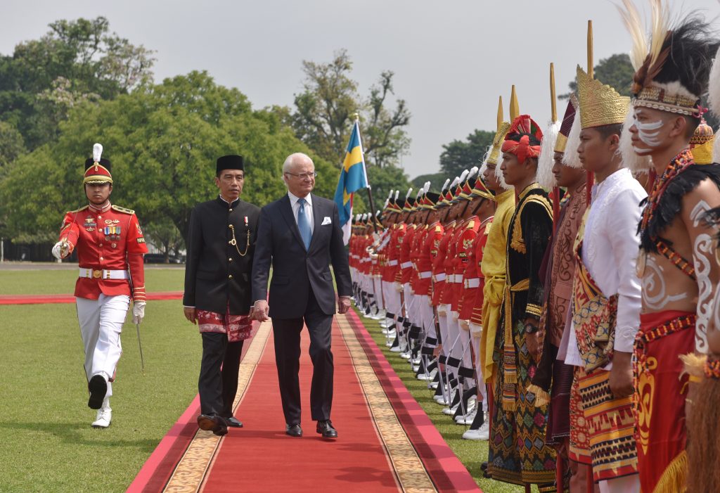 Dengan mengenakan baju adat Betawi, Presiden Jokowi mendampingi Raja Swedia Carl XVI Gustaf memeriksa pasukan kehormatan, saat berkunjung ke Istana Bogor, Jabar, Senin (225) siang. (Foto