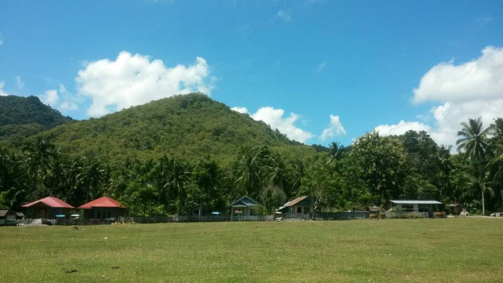 Pantai Sumare5-gunung di sekitarnya