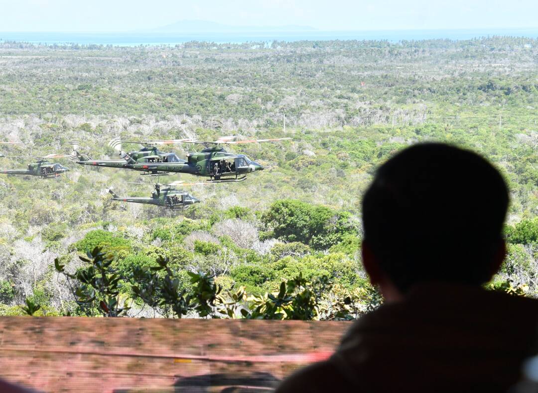 Presiden Joko Widodo menyaksikan langsung latihan tempur Pasukan Pemukul Reaksi Cepat TNI dan pertempuran darat Tahun 2017 di Kabupaten Natuna, Riau