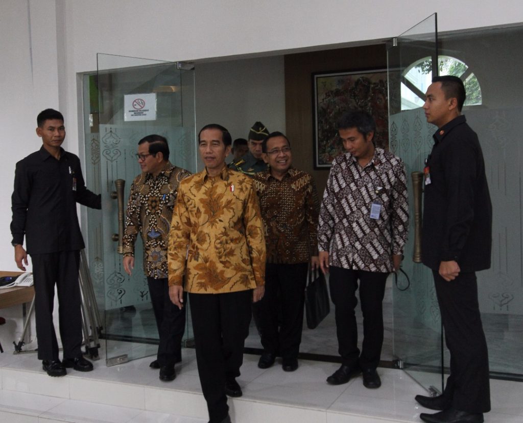 Presiden Jokowi mengunjungi press room wartawan Istana Kenegaraan, Selasa (13/6). Photo: Rully Sinambela/ Vibizmedia.com.