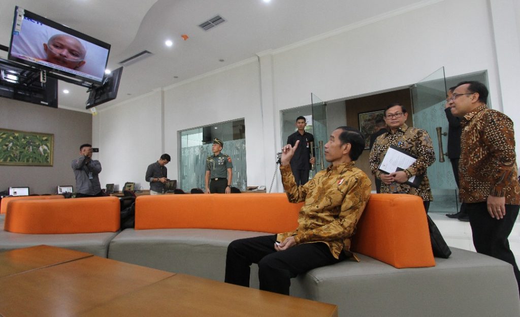 Presiden Jokowi duduk di sofa di press room wartawan Istana Kenegaraan, Selasa (13/6). Photo: Rully Sinambela/ Vibizmedia.com.
