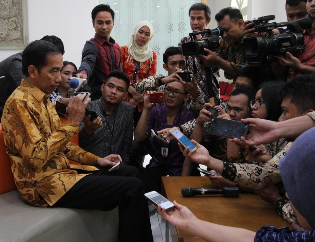 Presiden Jokowi saat mengunjungi press room wartawan Istana Kenegaraan, sempat membuka kesempatan tanya jawab dengan para wartawan. Selasa (13/6). Photo: Rully Sinambela/ Vibizmedia.com.