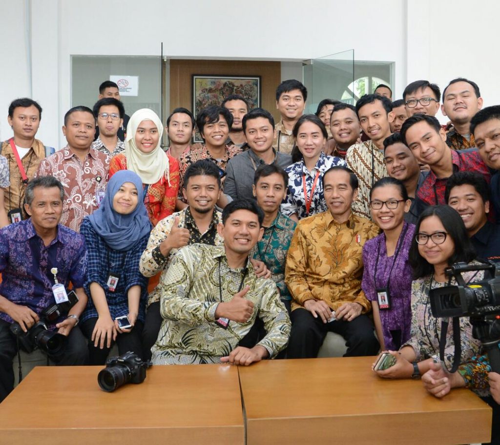Presiden Jokowi mengunjungi press room wartawan Istana Kenegaraan 4 (Photo: Rully Sinambela/ Vibizmedia.com)