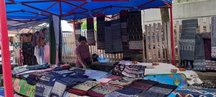 Kain Tenun kerajinan tangan Khas Laos (Foto: Daniel Otto/Vibizmedia)