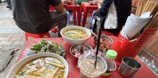 Ayo Cicipi Sop Mie Kue Ikan Goreng (Bún chả cá)