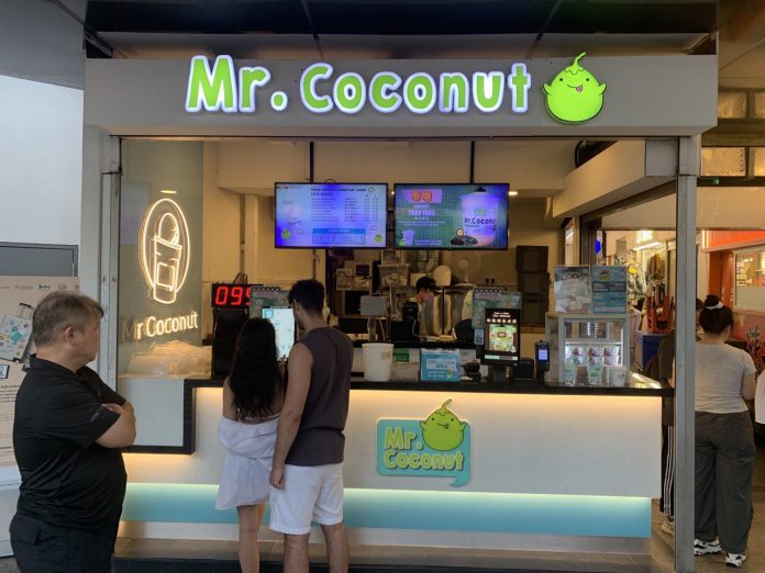 Kesegaran Minuman Mr Coconut Di Singapura