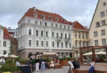 Jalan - Jalan ke Town Hall Square Tallin Estonia