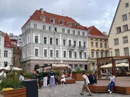 Jalan - Jalan ke Town Hall Square Tallin Estonia