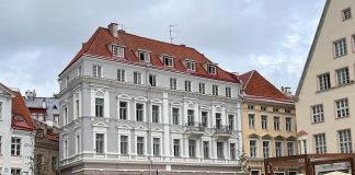 Jalan - Jalan ke Town Hall Square Tallin Estonia