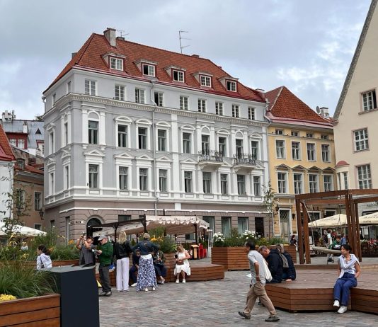 Jalan - Jalan ke Town Hall Square Tallin Estonia