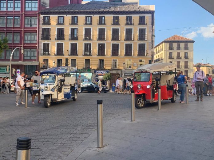 Euro Tuk Tuk Alat Transportasi Wisatawan di Spanyol