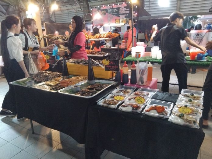 Menikmati keseruan Kulineran di Pasar Malam Gadong Bandar Seri Begawan